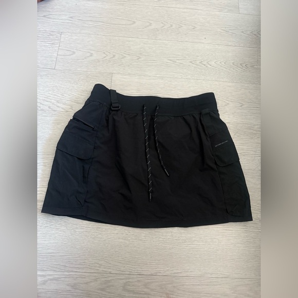 Lululemon Multi-Pocket Cargo High-Rise Hiking Skirt in Black, size 12 - Picture 2 of 4